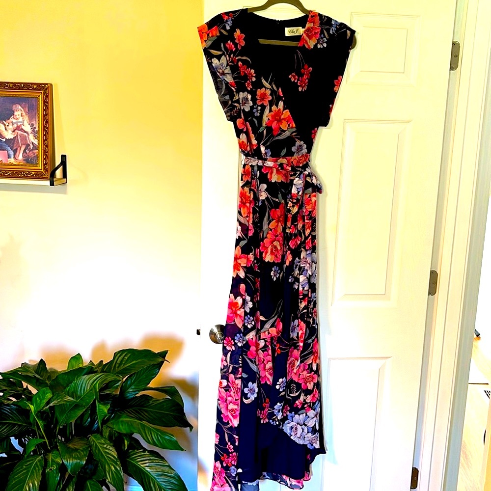 Women's Short Sleeve V-Neck Floral Print Chiffon Gown in perfect condition!
